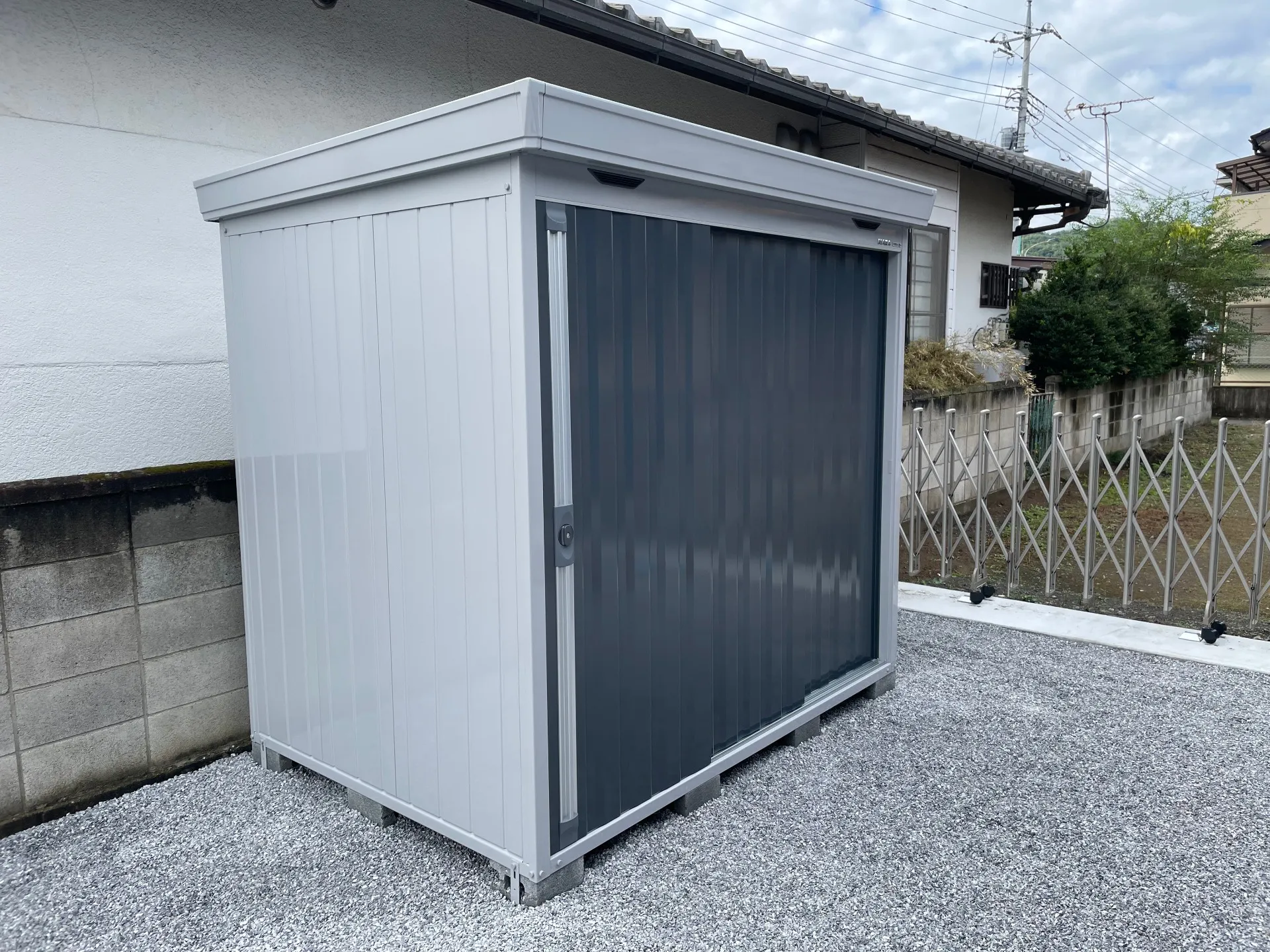 イナバ物置<br>中型 FS2215<br>人気の1坪タイプです。<br>10月より新色が追加されたので、皆様もこの機会にいかがでしょうか♪