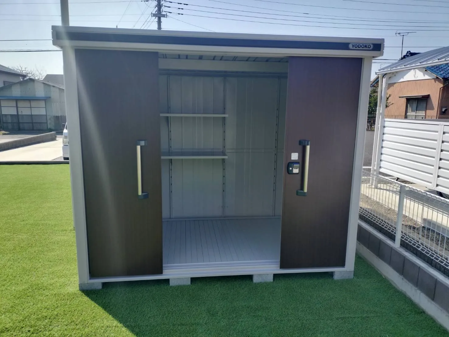 ヨドコウ物置 中型物置<br>人気の間口が広いタイプです。<br>木目調の扉に新色が追加されたので、皆様もこの機会にいかがでしょうか♪